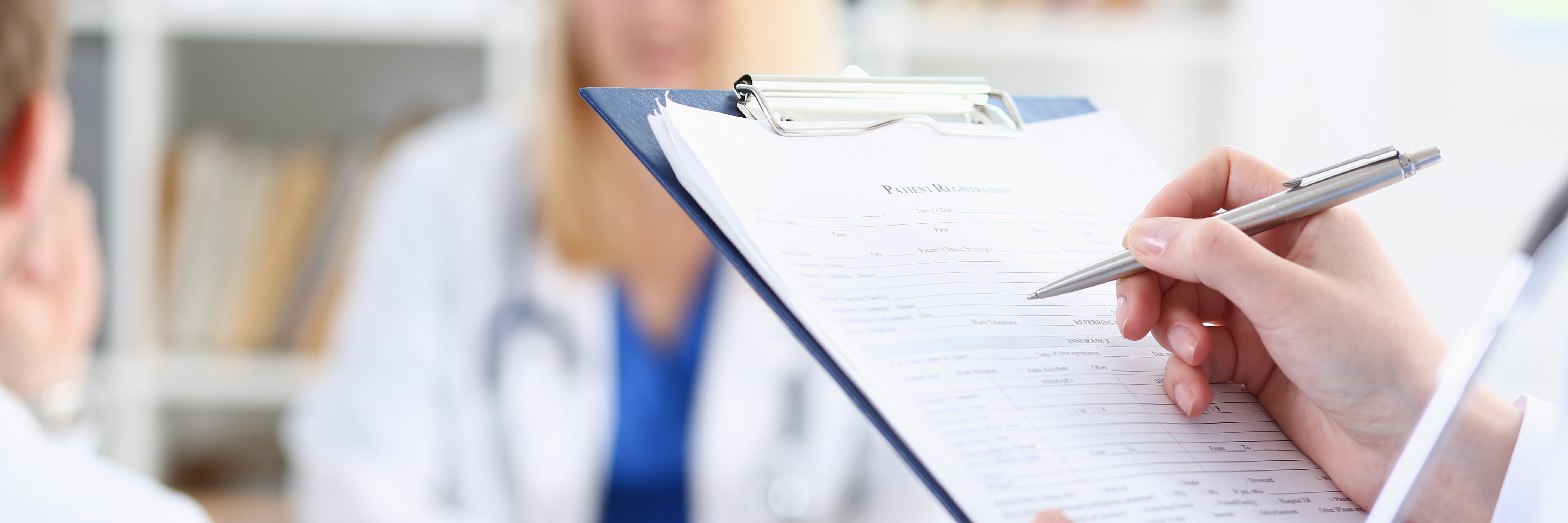 Doktor mit Reißblock